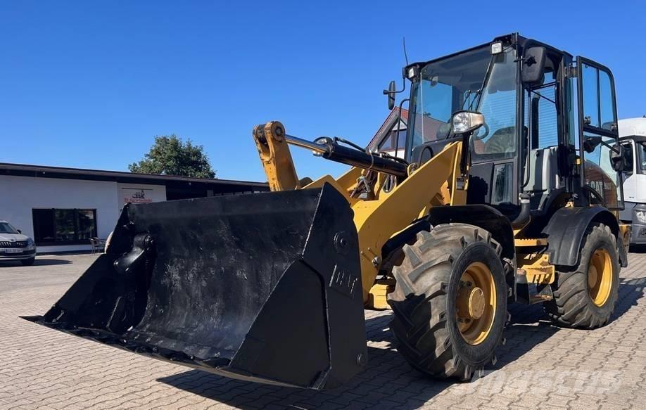 CAT 908M Radlader Pale gommate