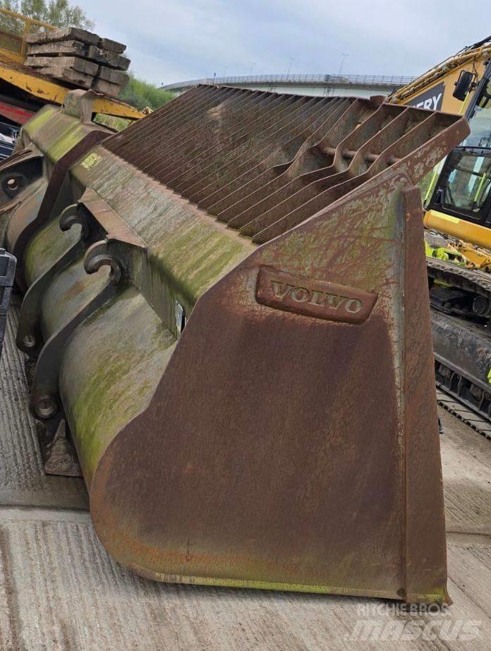 Volvo L 220 H Pale gommate