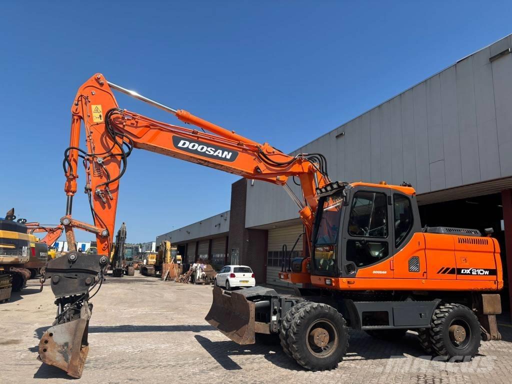 Doosan DX 210 W Escavatori gommati