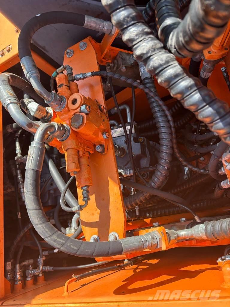 Doosan DX 210 W Escavatori gommati