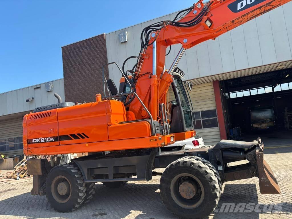 Doosan DX 210 W Escavatori gommati