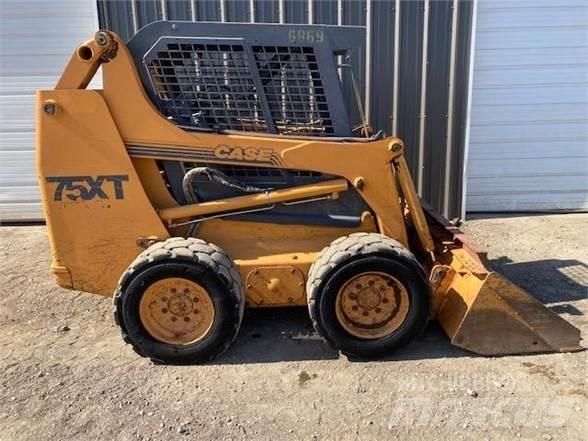 CASE 75XT Mini Pale Gommate