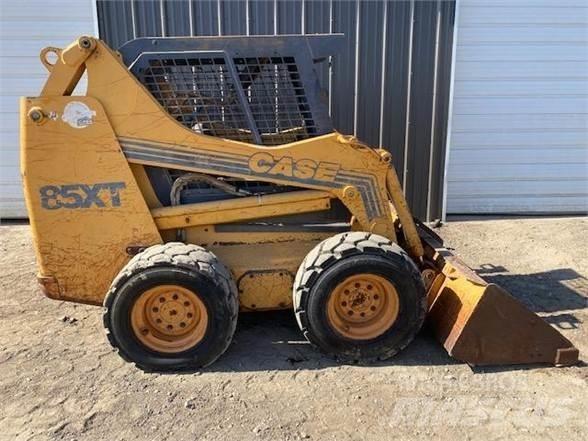 CASE 85XT Mini Pale Gommate