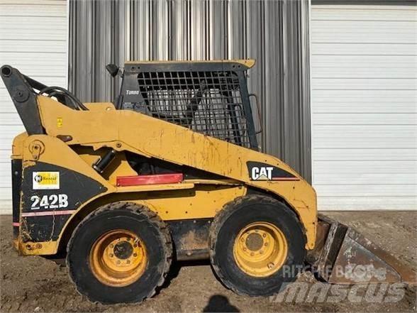 CAT 242B Mini Pale Gommate