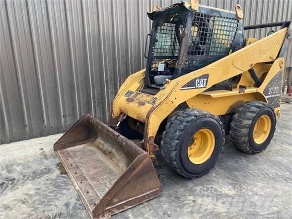 CAT 262B Mini Pale Gommate