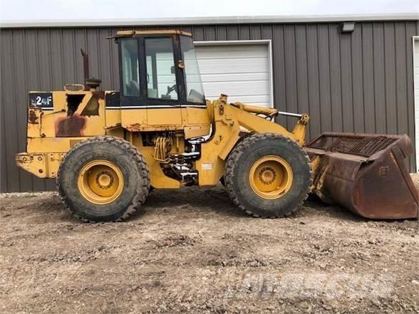 CAT 924F Pale gommate