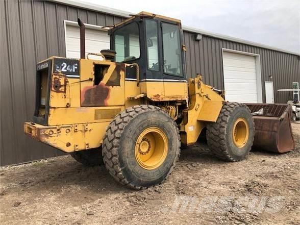 CAT 924F Pale gommate