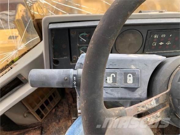 CAT 924F Pale gommate