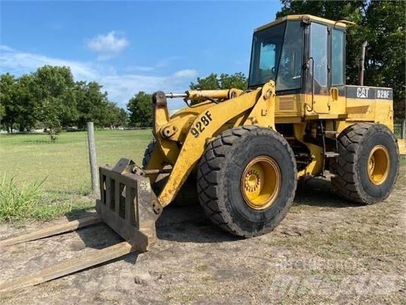 CAT 928F Pale gommate