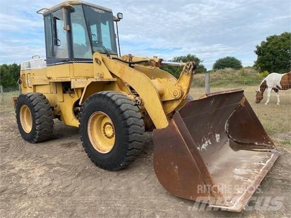 CAT 928F Pale gommate