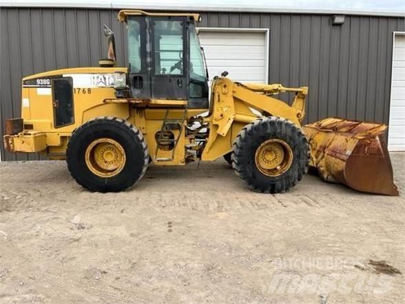 CAT 938G Pale gommate