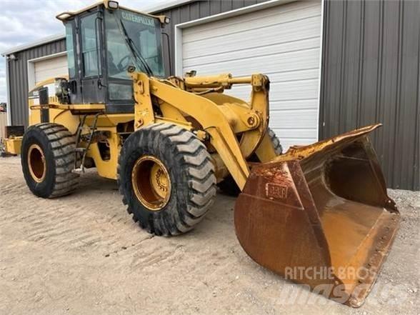 CAT 938G Pale gommate