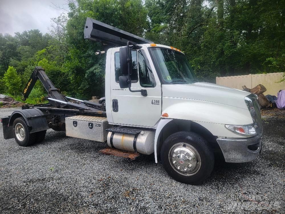 International 4300 Camion con gancio di sollevamento