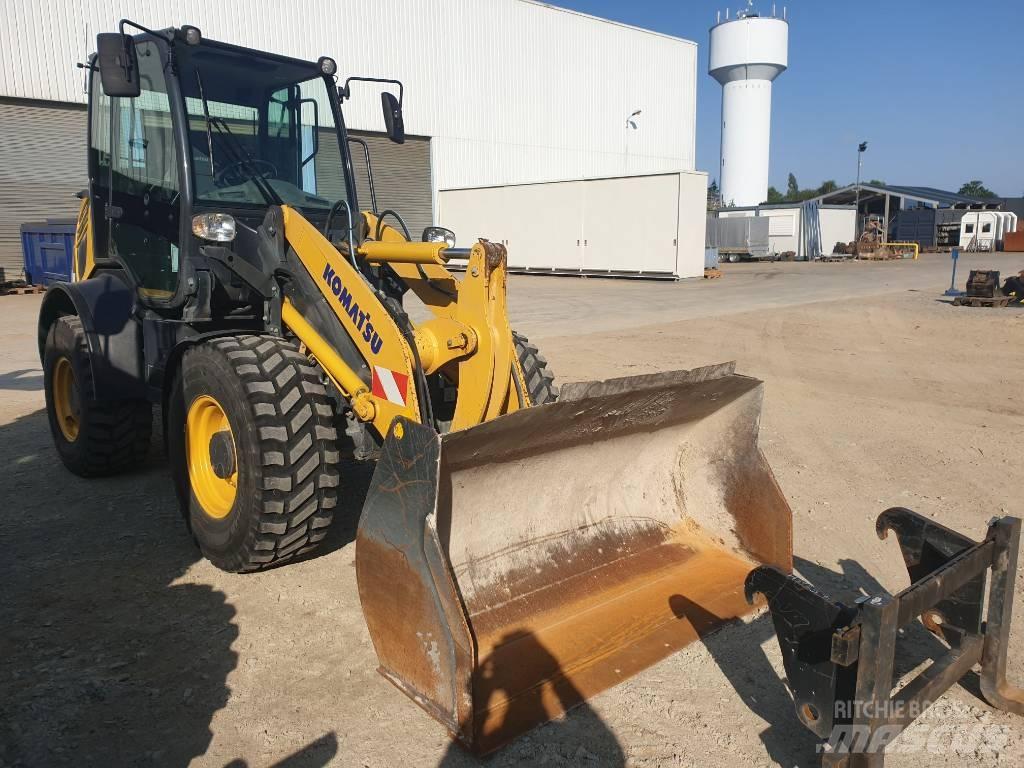 Komatsu WA80M-8E0 Pale gommate