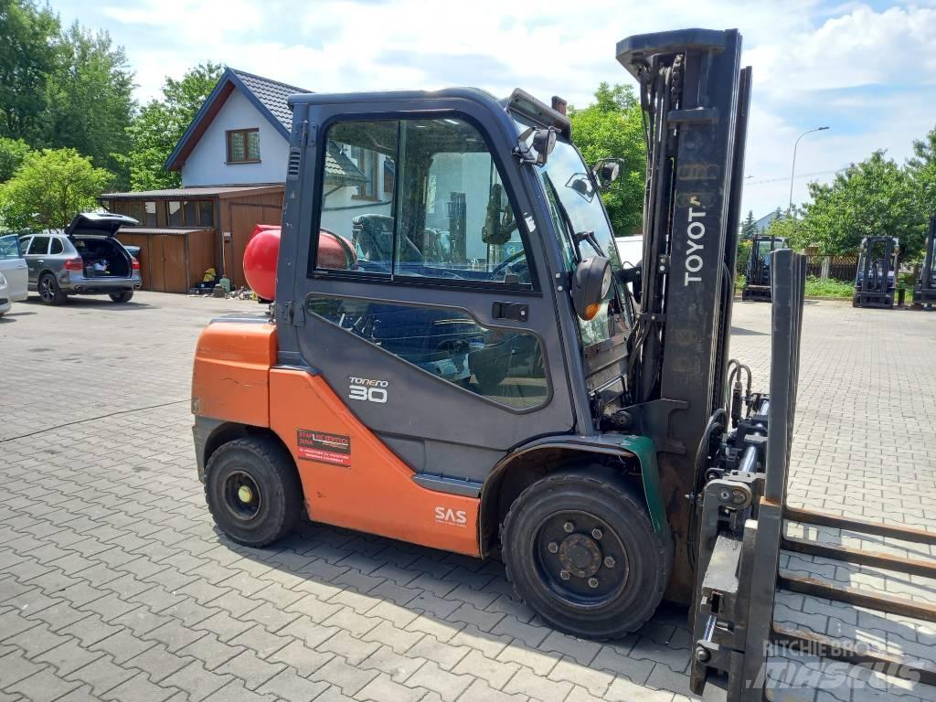 Toyota 8 FGF 30 Carrelli elevatori GPL