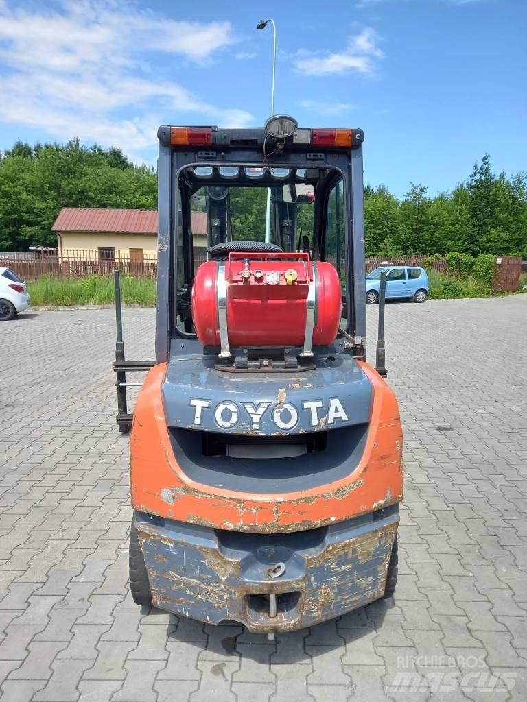 Toyota 8 FGF 30 Carrelli elevatori GPL