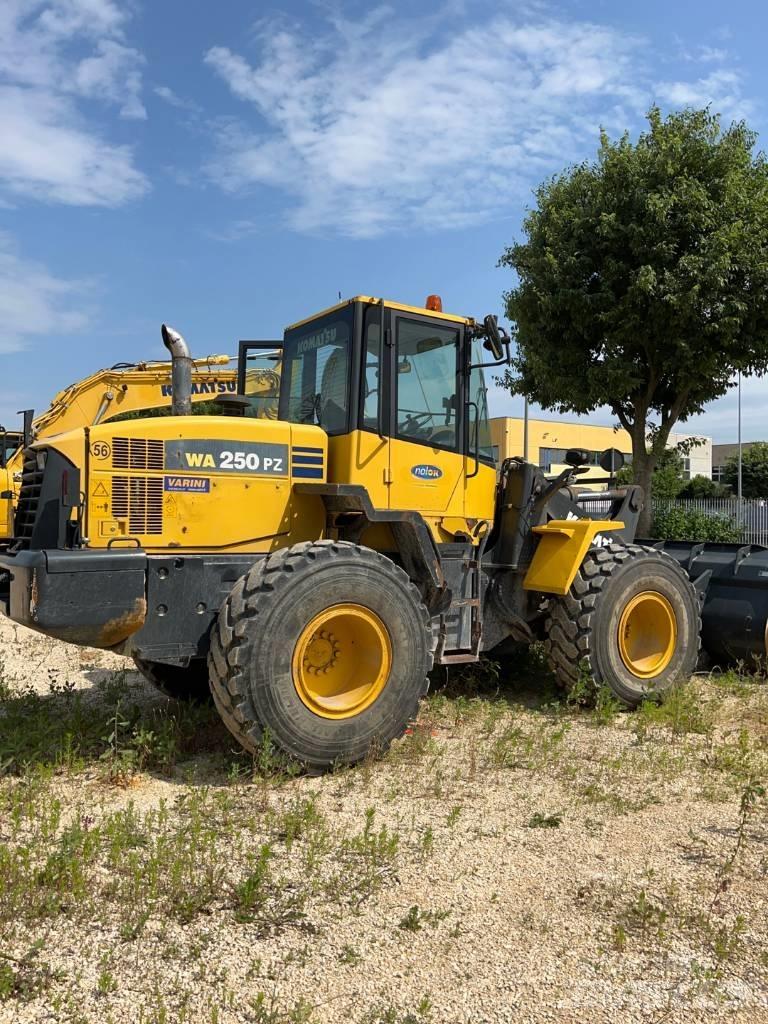 Komatsu WA 250 PZ-6 Pale gommate