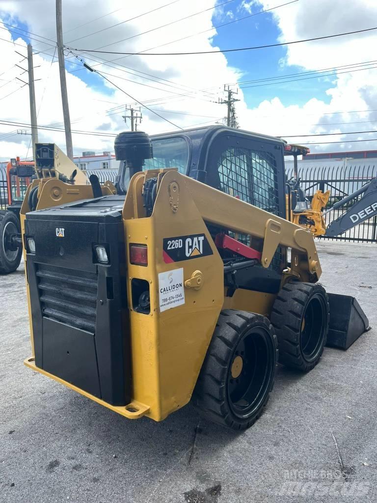 CAT 226 D Mini Pale Gommate