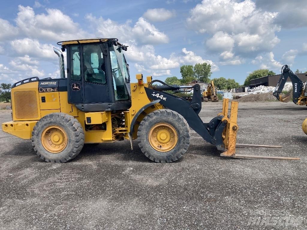DEERE 444K Pale gommate