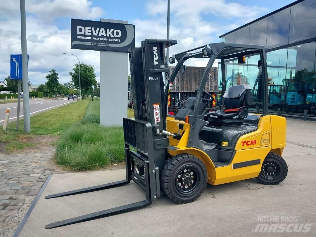 TCM FD25 E2  (*NEW) Carrelli elevatori diesel