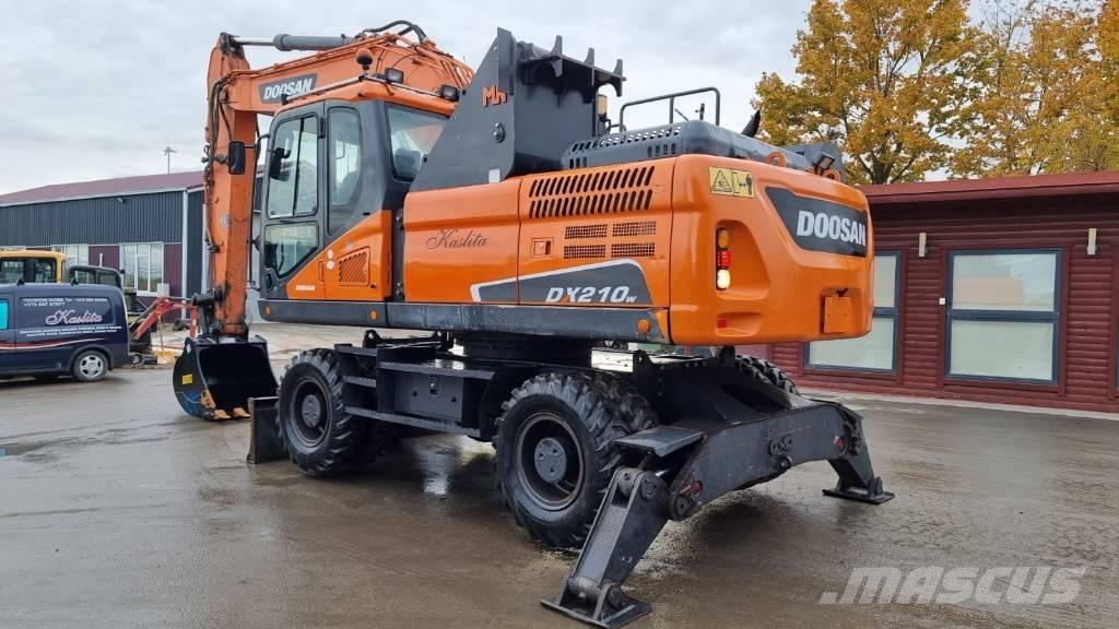 Doosan DX 210 W - 5 Escavatori gommati