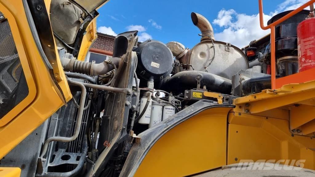 Volvo L 260 H Pale gommate