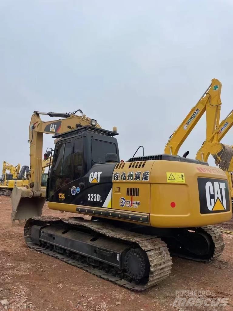 CAT 323 D L Escavatori cingolati