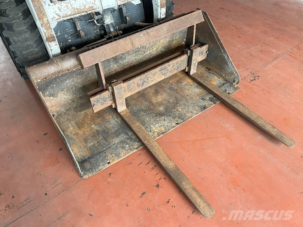 Bobcat 853 Mini Pale Gommate