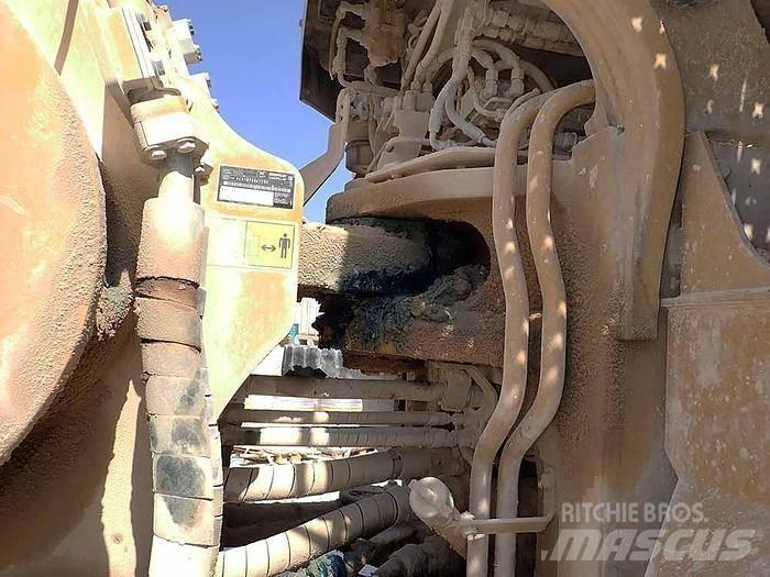 CAT 988K Pale gommate
