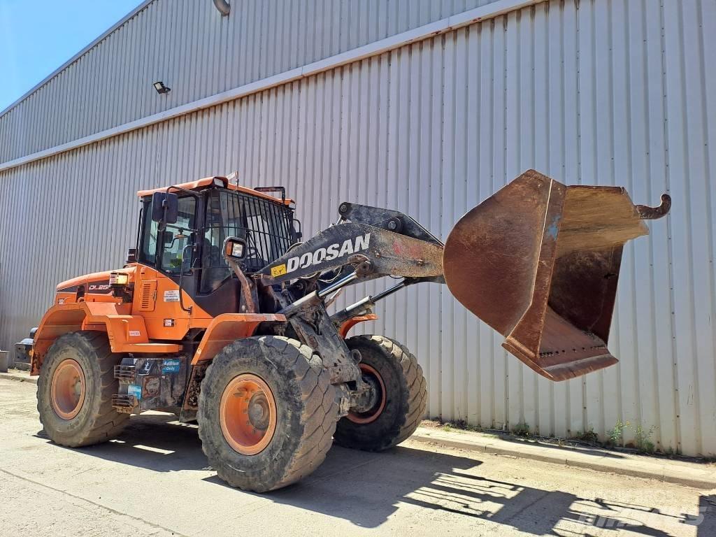 Doosan DL 250 Pale gommate