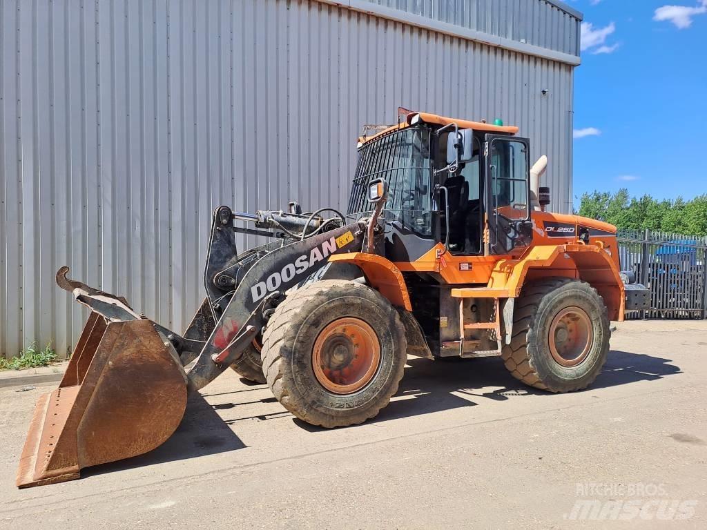 Doosan DL 250 Pale gommate