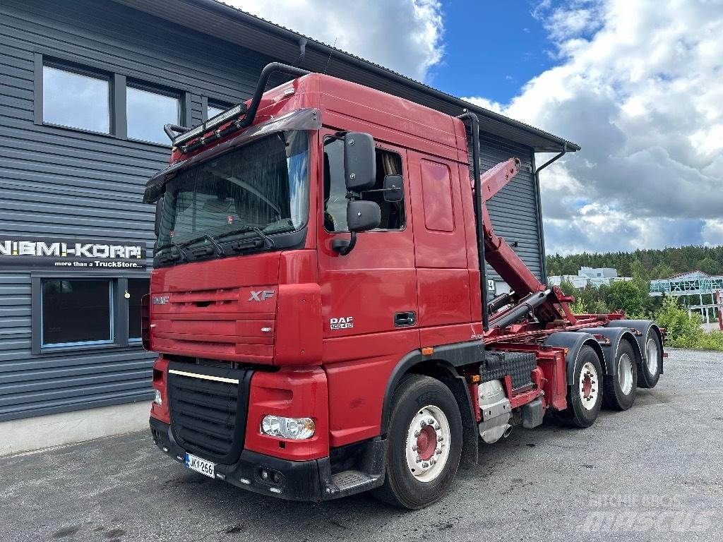 DAF XF105.410 8x2 Camion con gancio di sollevamento