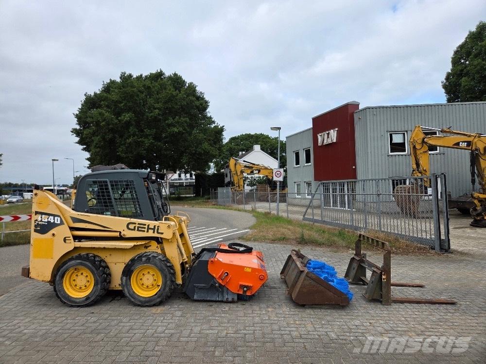 Gehl 4640T Mini Pale Gommate