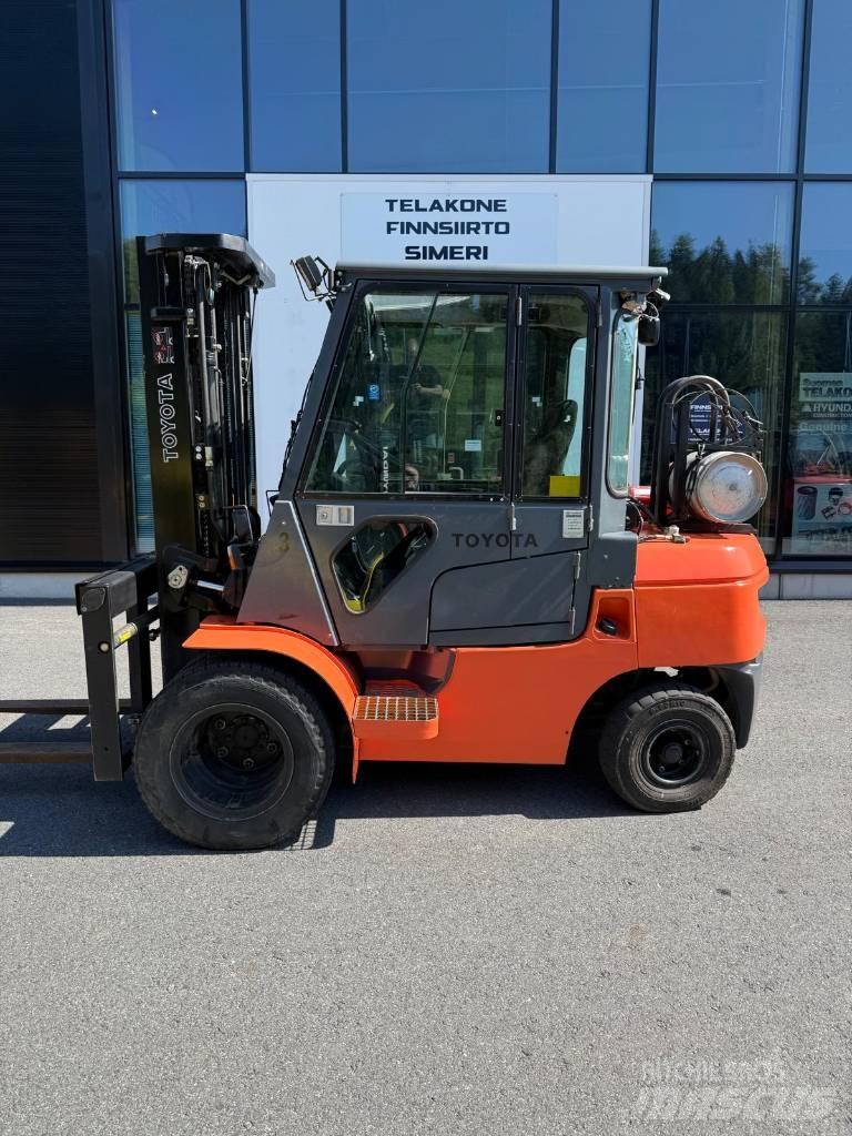 Toyota 02-7 FGF 30 Carrelli elevatori GPL