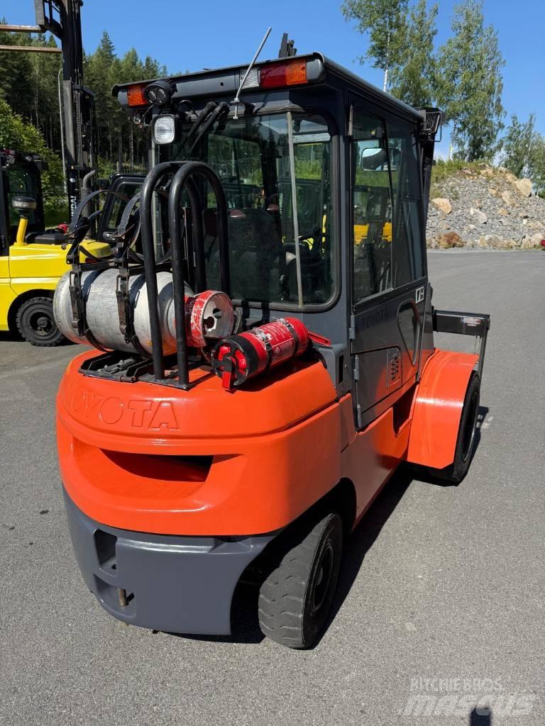 Toyota 02-7 FGF 30 Carrelli elevatori GPL