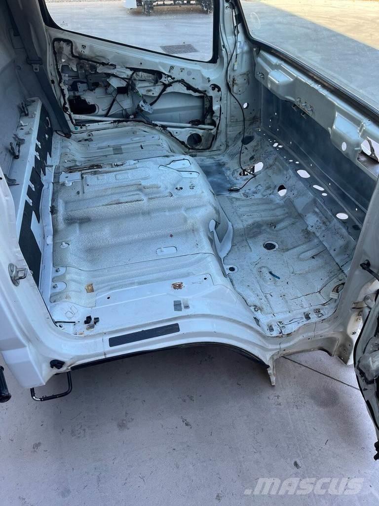 Mitsubishi S MODEL Cabine e interni