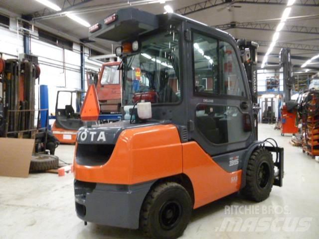 Toyota 52 - 2 - FDJF 35 Carrelli elevatori diesel