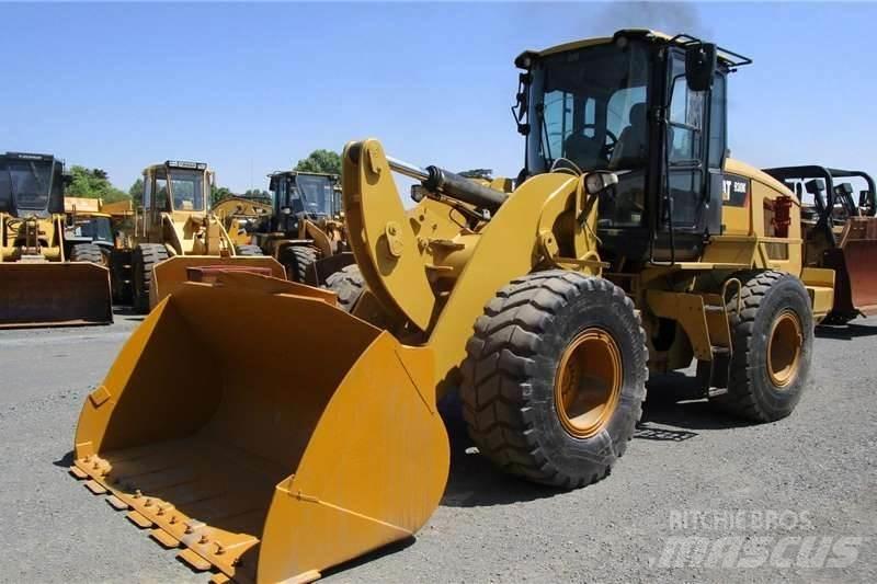 CAT 930K Pale gommate