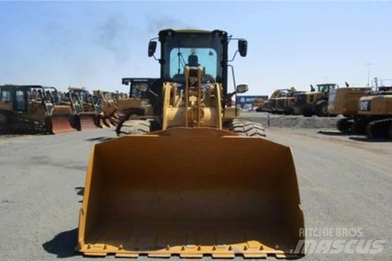 CAT 930K Pale gommate