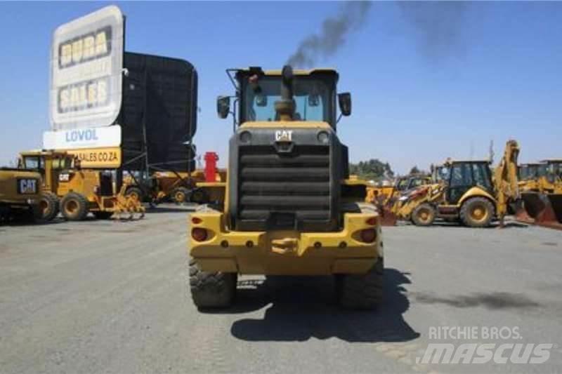 CAT 930K Pale gommate
