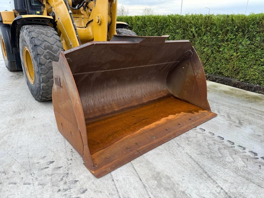 CAT 930 M Pale gommate