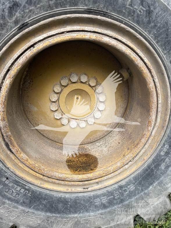 CAT 928G Pale gommate