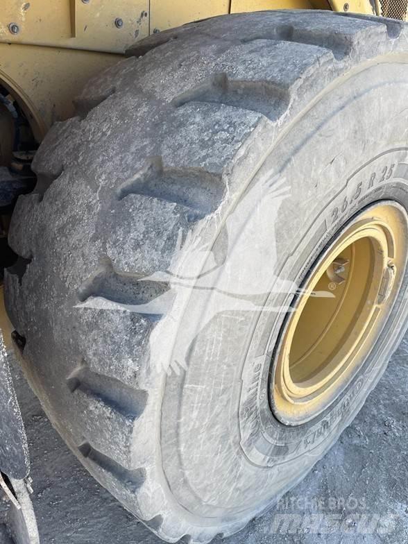 CAT 966M Pale gommate