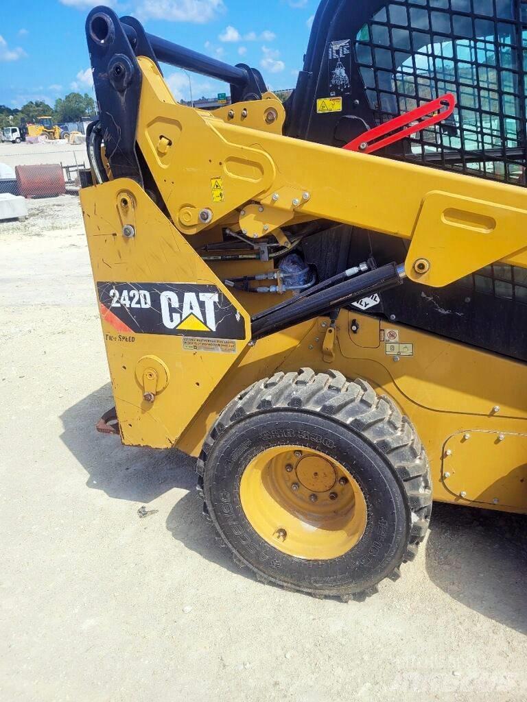 CAT 242 D Mini Pale Gommate