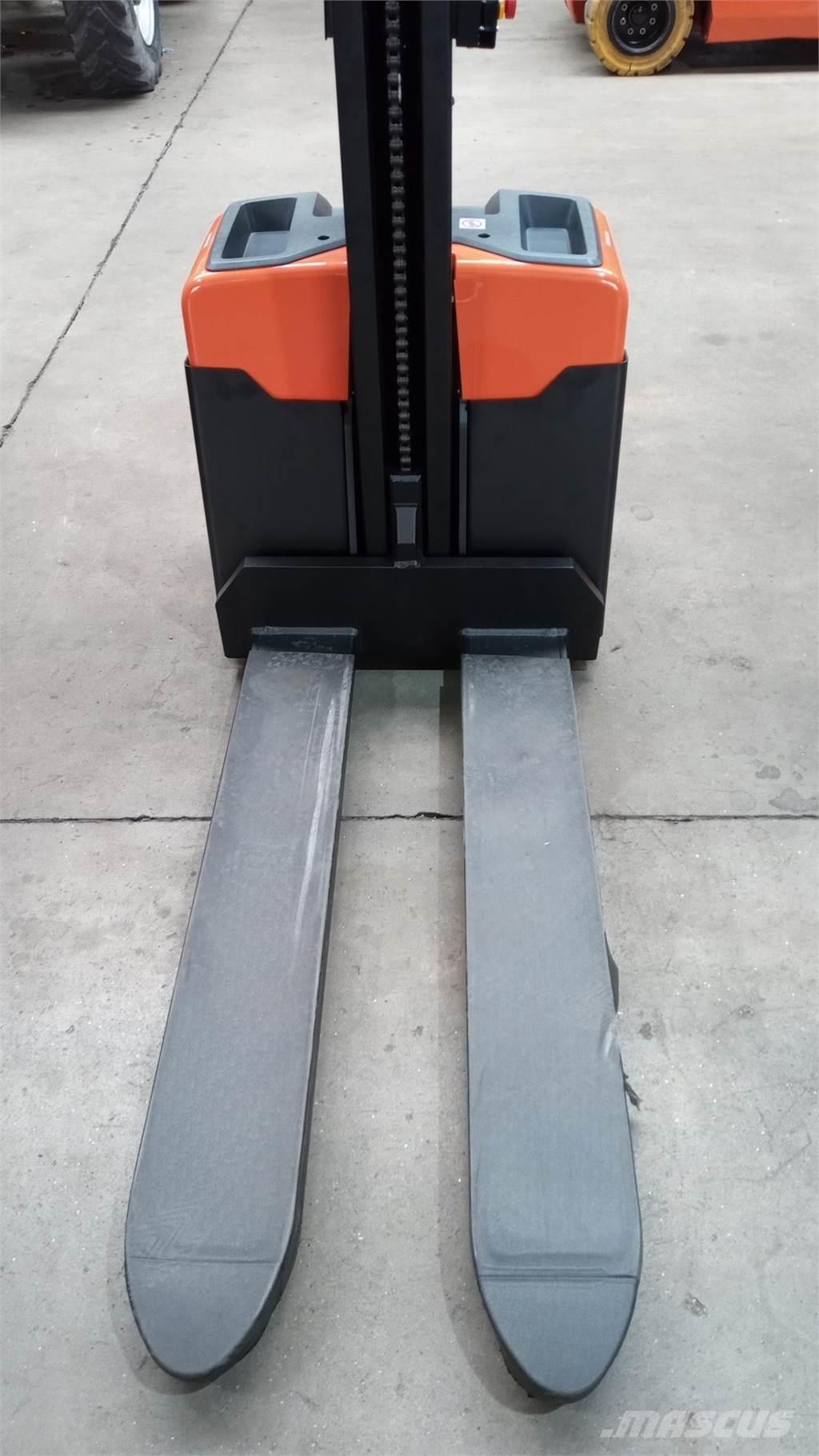 Toyota HWE100 Transpallet uomo a terra