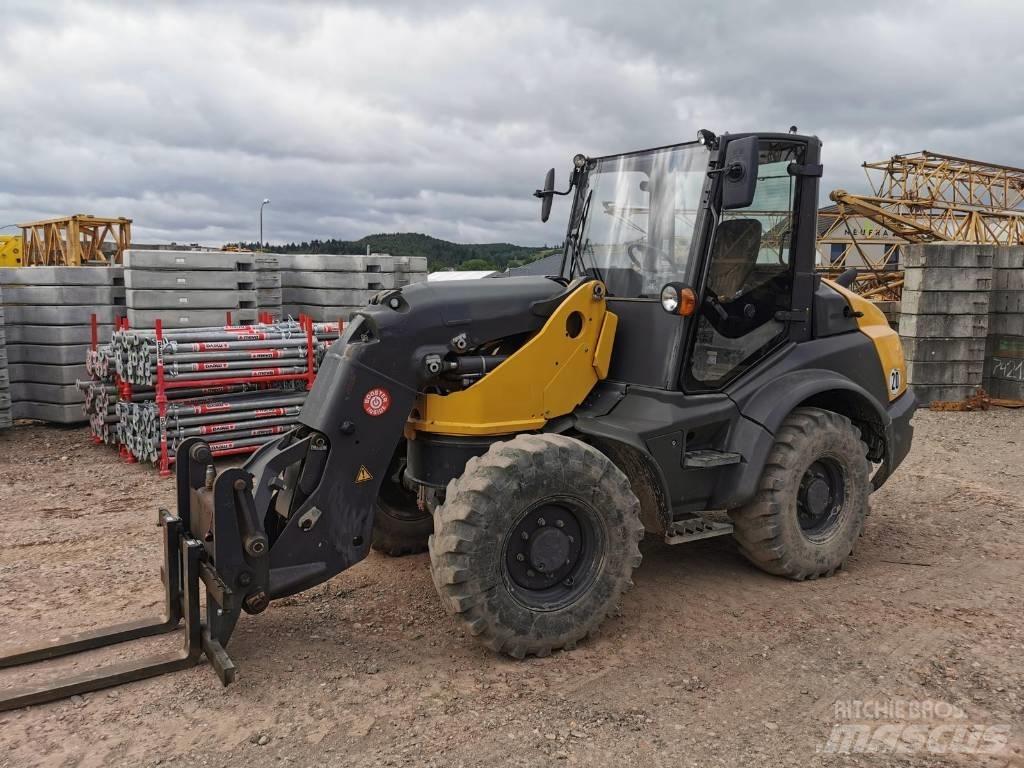 Mecalac AS 700 Pale gommate