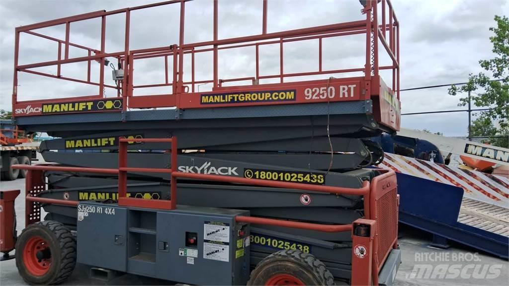 SkyJack 9250RT Piattaforme a pantografo