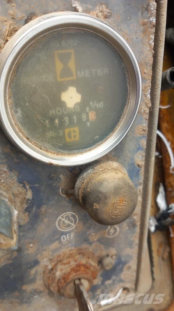 CAT 953 Pale cingolate