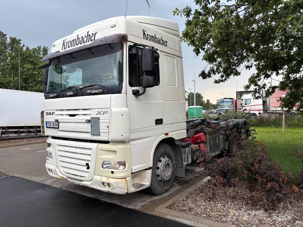 DAF XF 105 Camion con gancio di sollevamento