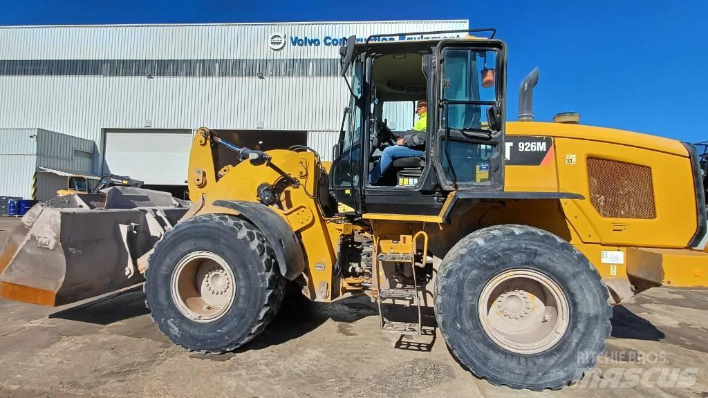 CAT 926M Pale gommate
